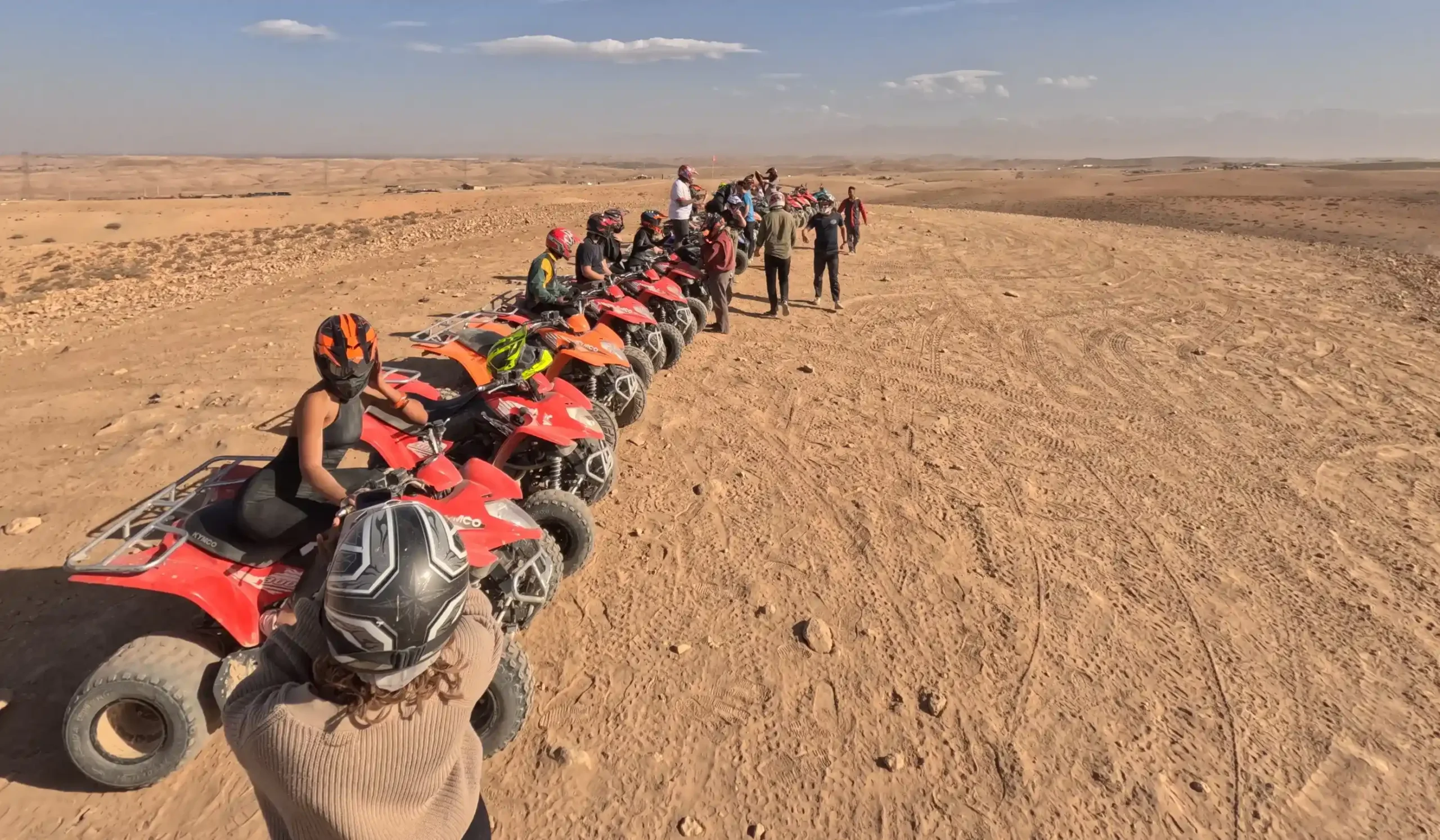 Un groupe de touristes faisant du quad dans le désert d’Agafay