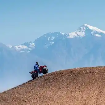 un pilote sur son quad traversant le desert agafay