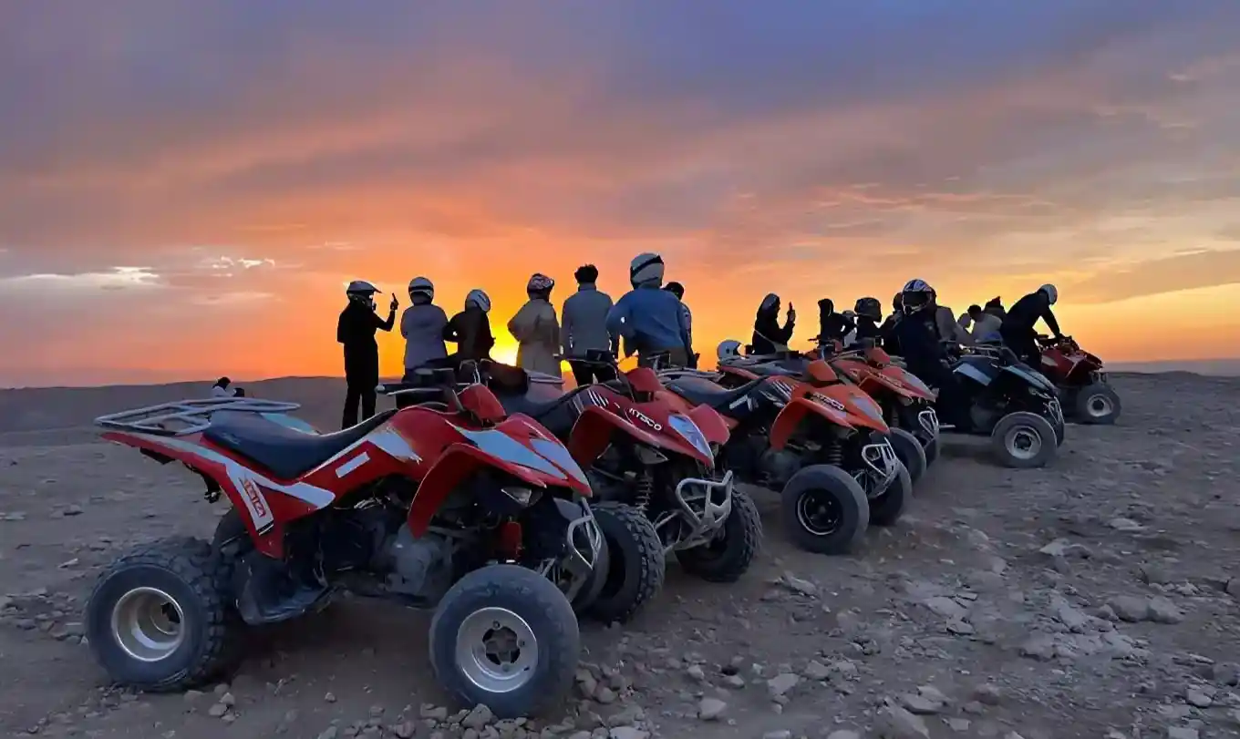 Un groupe en quad durant le coucher de soleil dans le désert d’Agafay